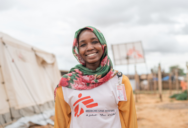 Aisha B. é promotora de saúde no campo de trânsito em Adre, no Chade  © Ante Bussmann/MSF