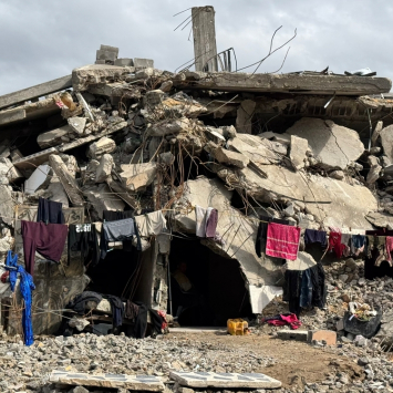 Uma família palestina montou um local sobre os escombros de sua casa destruída para viver, na cidade de Beit Lahia. Norte da Faixa de Gaza, 23 de fevereiro 2025. © Nour Alsaqqa/MSF