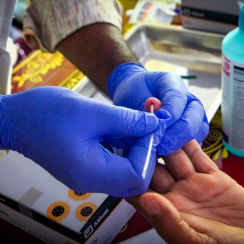 Profissional de MSF coleta amostra de sangue de paciente para teste de hepatite C. Bangladesh, 2025 © Tania Sultana/MSF
